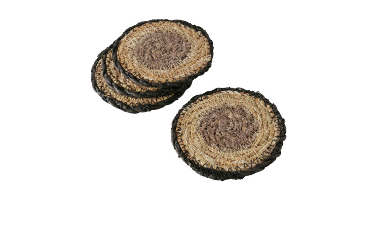 Vier Untersetzer Babou: runde, geflochtene Strohuntersetzer mit dunklem Rand, perfekt für eine stilvolle, natürliche Einrichtung.