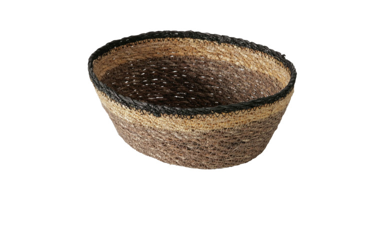 Der Korb Babou Groß ist ein runder, geflochtener Korb in Braun und Beige, ideal für die Dekoration eines weißen Hintergrunds.