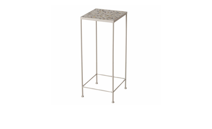 Hoher, schmaler grauer Metalltisch 23 x 59 x 23 cm mit einer quadratischen Platte in Steinoptik und vier schlanken Beinen.