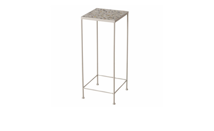 Hoher, weißer Tisch (28 x 69 x 28 cm) mit quadratischer, gelochter Platte und dünnen, geraden Beinen.