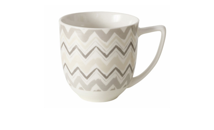Jumbobecher New Bone aus Keramik in Grau-Beige-Chevron, stilvoll präsentiert auf weißem Hintergrund.