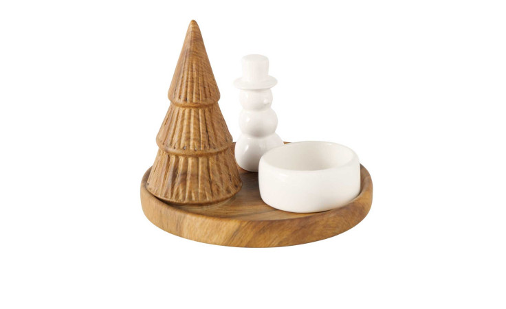 Der Boltze Teelichthalter Ove 11 cm sitzt auf einem Holztablett mit einem geschnitzten Baum und Keramik-Schneemann Dekoration.