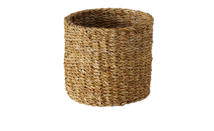 Der zylindrische Korb Sophy 25 cm von Boltze aus Seegras und Naturmaterialien vor weißem Hintergrund.