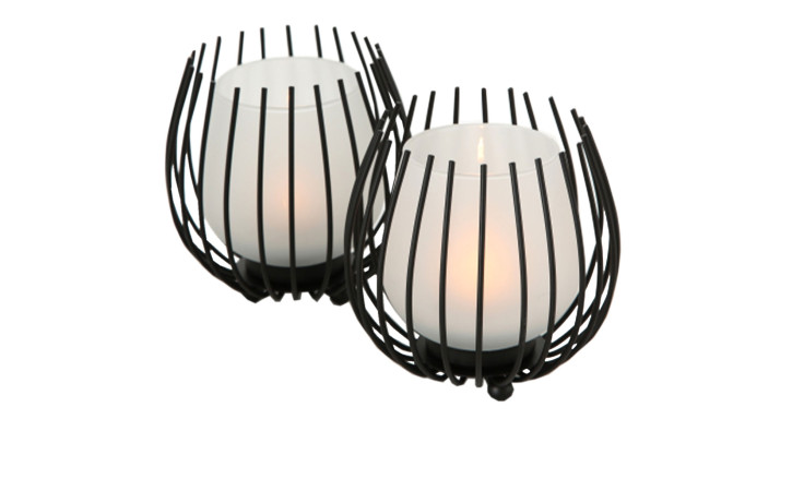 Zwei Boltze Windlicht-Set Laval 2-tlg. Milchglaskerzen in Drahthalterungen, beide beleuchtet auf weißem Hintergrund.