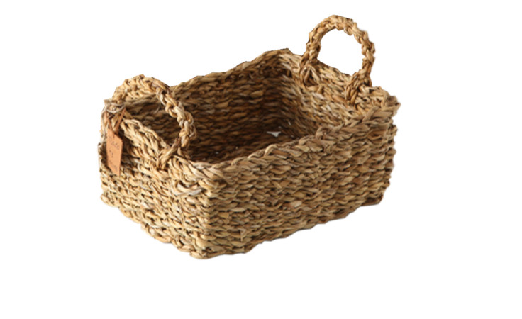 Boltze Korb Sophy 20 x 28 cm, brauner rechteckiger Seegraskorb mit zwei Schlaufengriffen auf weißem Grund.