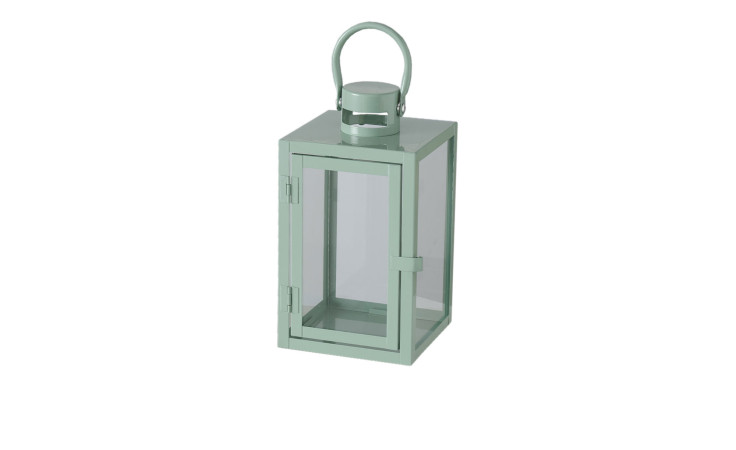 Die Laterne Arana 25 cm von Boltze aus grünem Glas und Metall mit Henkel und Tür vor weißem Hintergrund.