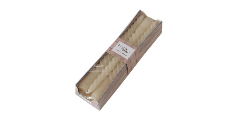 Das Boltze Stabkerzen-Set Twisto enthält 6 elfenbeinfarbene gedrehte Kerzen (20cm) in einer durchsichtigen Verpackung mit einem Top-Etikett.