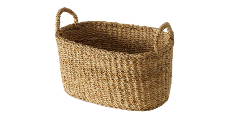 Der Boltze Korb Sophy 21 cm ist ein geflochtener ovaler Korb mit zwei Henkeln aus Seegras, der auf weißem Grund abgebildet ist.