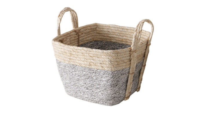 Der Boltze Dekokorb Rulah 28 cm ist ein quadratischer, beige-grau geflochtener Korb mit zwei Griffen zur Dekoration.