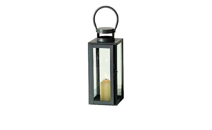 Die Boltze Laterne Arana 30 cm ist eine schwarze Laterne aus Eisenmetall und Glas mit Griff und einer brennenden Stumpenkerze im Inneren.