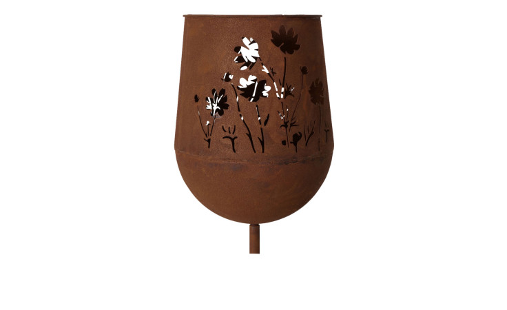 Gartenstab Lamia, ein rostfarbener Metall-Gartenstab, 119 cm hoch mit ausgeschnittenem Blumenmuster, auf weißem Hintergrund.