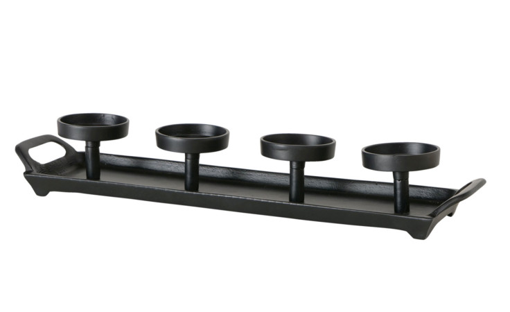 Der Kerzenleuchter Aigna 13 x 8 x 50 cm hält vier runde, erhöhte Kerzenhalter in einer Reihe auf einem Henkeltablett.