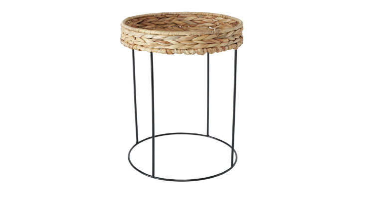 Der Tisch Elo 43 cm ist ein kleiner runder Beistelltisch mit einer Rattanplatte, Metallbeinen und holzfarbenen Akzenten.