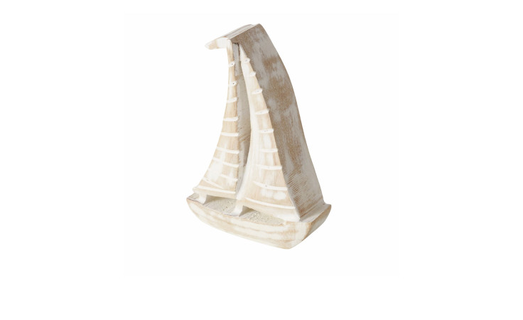 Deko-Boot Jonte von Boltze: Segelbootfigur aus Mangoholz mit zwei Segeln, leicht gealtert, weißer Hintergrund.