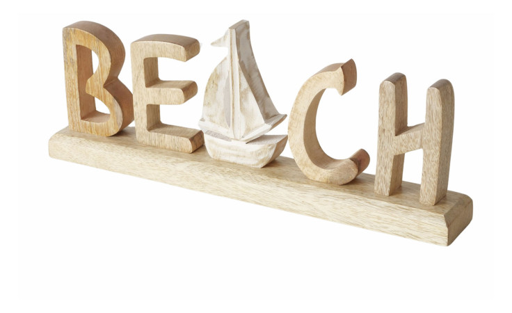Der Boltze Deko-Schriftzug Beach ist ein Mangoholz-Zeichen mit einem Segelboot zwischen dem E und dem A geschnitzt.