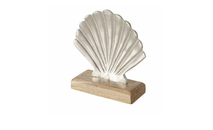Muschel Shelly: Ein silbernes Muschelornament auf einem Holzsockel, dargestellt vor einem weißen Hintergrund.