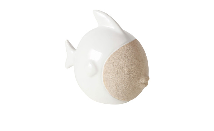 Dekofisch Shelby: Eine mehrfarbige Fischskulptur aus Keramik mit einem beigefarbenen, strukturierten Gesicht auf weißem Hintergrund.