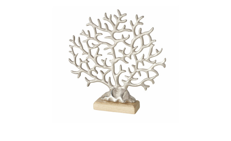 Koralle Corail silberne korallenförmige Skulptur auf einem hellen Holzsockel, dargestellt vor einem schlichten weißen Hintergrund.