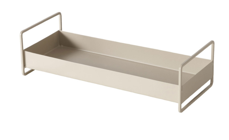 Das Tablett Wolga ist ein rechteckiges beiges Tablett mit erhöhten Seiten und zwei offenen Griffen, ideal für Dekorationen.