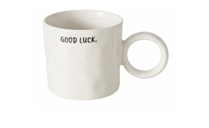 Jumbobecher Good Luck: Weißer Keramikbecher mit großem runden Henkel und schwarzem "GOOD LUCK." auf der Seite.