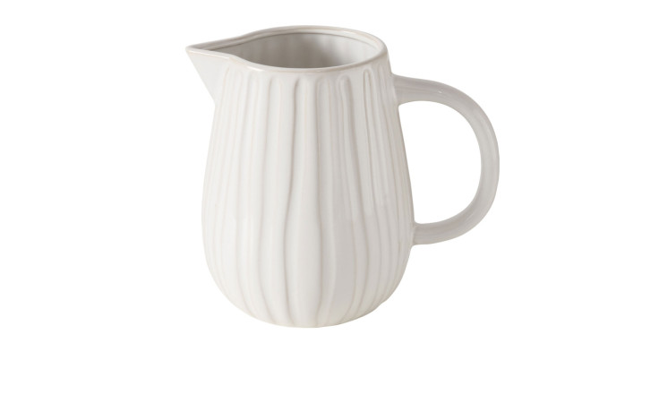 Der Krug 14 x 18 x 21 cm hat eine gerippte Struktur und einen geschwungenen Griff, perfekt für eine stilvolle Dekoration.