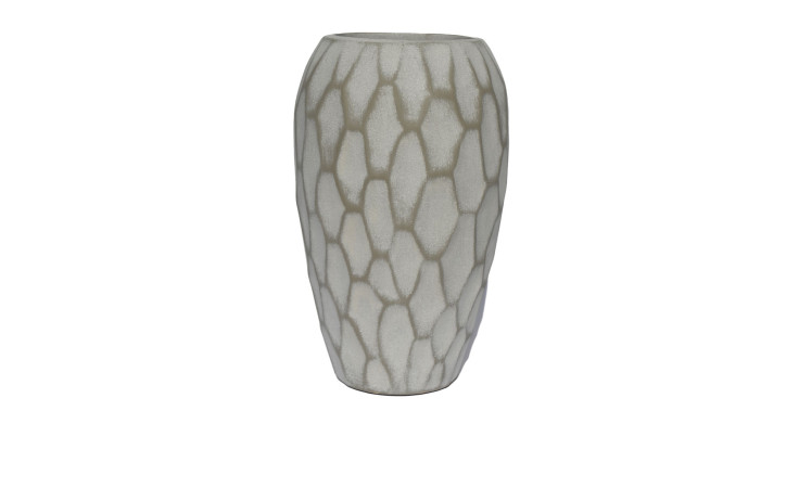 Die Vase 30 cm in Alt Weiß hat ein hohes, strukturiertes Steingut-Design mit einem geometrischen Wabenmuster in Beige und Weiß.