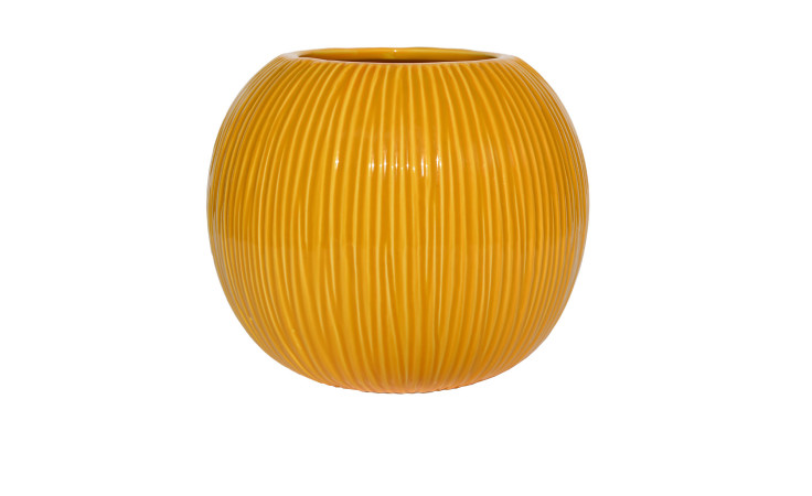 Die Kugelvase 20 cm ist eine runde currygelbe Keramikvase mit vertikalen Rippen und einer weiten oberen Öffnung.