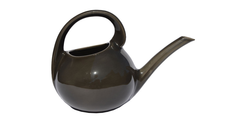 Die Gießkanne 1,5 L ist eine glänzende anthrazitfarbene Steingut-Gießkanne mit gebogenem Griff und langem Ausguss, isoliert auf weiß.