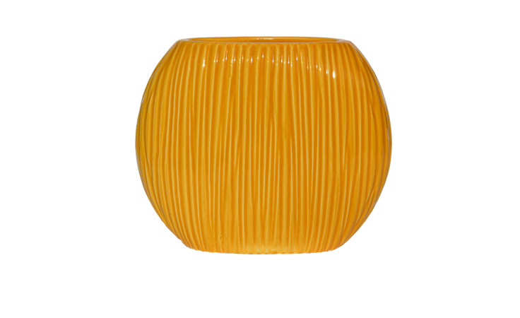 Die Vase 16 cm ist ein rundes, orangefarbenes Stück Keramik Steingut mit vertikalen, strukturierten Linien auf weißem Hintergrund.