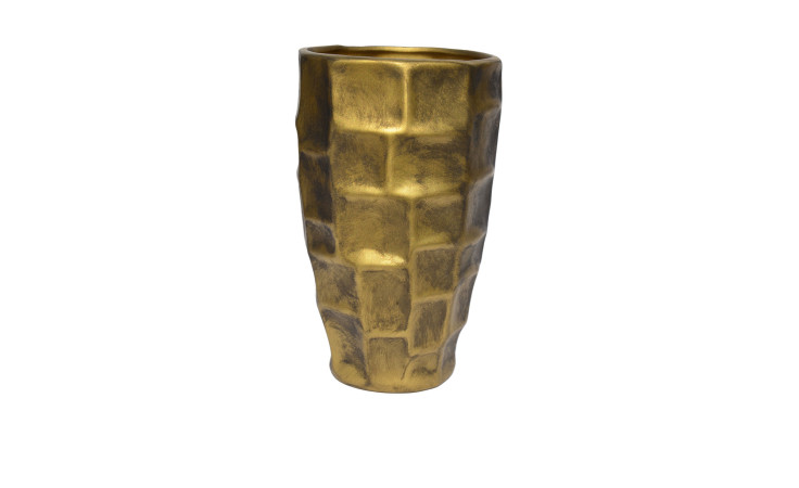 Hohe Vase 53 cm aus strukturierter Keramik in Altgold mit geometrischem, quadratischem Muster auf weißem Hintergrund.