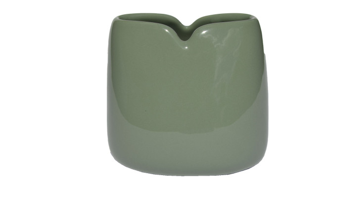 Die glänzend olivgrüne Steingutvase Vase 11 cm Olive hat eine runde Form und eine geteilte, gebogene Öffnung an der Oberseite.