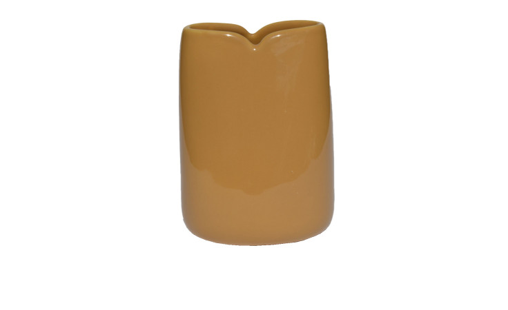 Vase 16 cm Senf: Vase aus brauner Steingut-Keramik mit glatter Oberfläche, V-förmige Öffnung, auf weißem Grund.