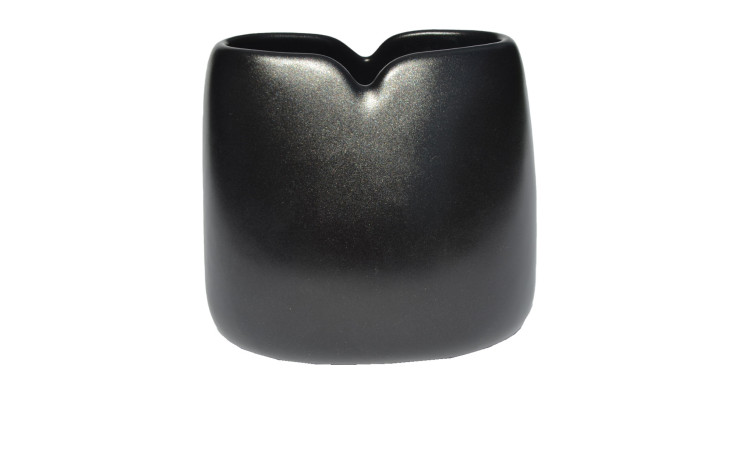 Vase 11 cm Schwarz in matter Keramik Steingut mit glatter Oberfläche und kleiner V-förmiger Einkerbung.