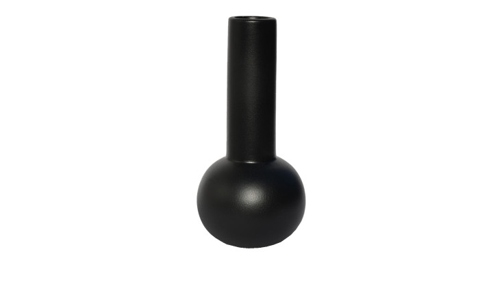 Die Vase 24 cm Schwarz ist eine mattschwarze Keramikvase mit rundem Boden und hohem, schmalem Hals auf weißem Grund.