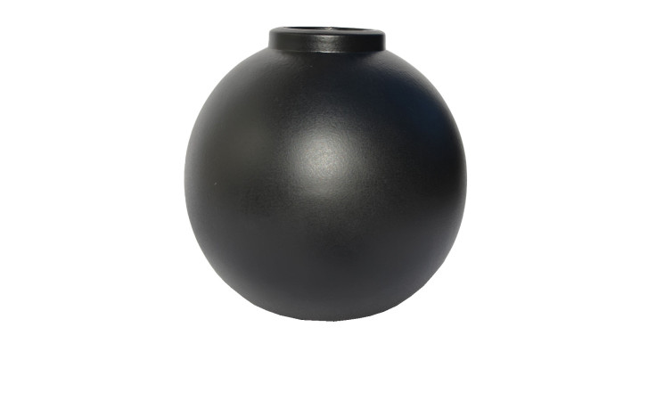 Die Vase 15 cm Schwarz ist rund, matt, mit einer kleinen Öffnung und vor einem weißen Hintergrund abgebildet.