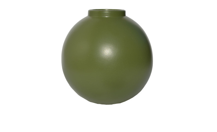 Die Vase 19 cm Olive ist eine runde, mattgrüne Keramikvase mit einer schmalen Öffnung auf weißem Hintergrund.
