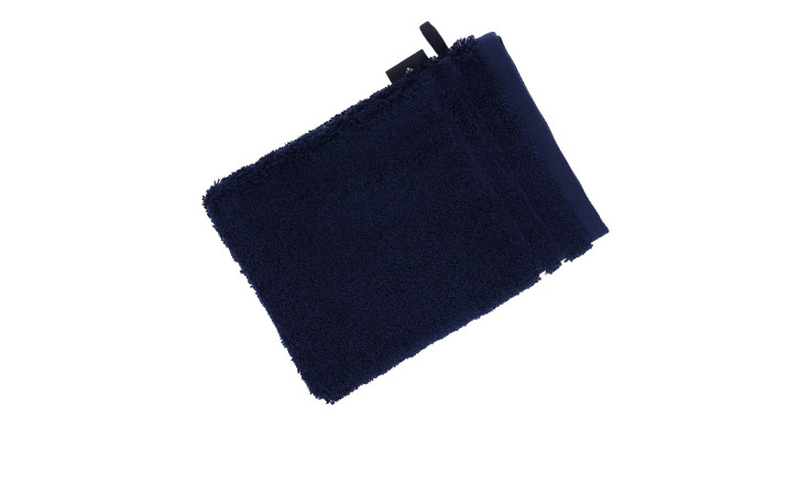 Ein gefalteter Vossen Waschhandschuh Vienna Style Supersoft 16x22cm in dunkelblau, mit Schleife, auf weißem Grund.