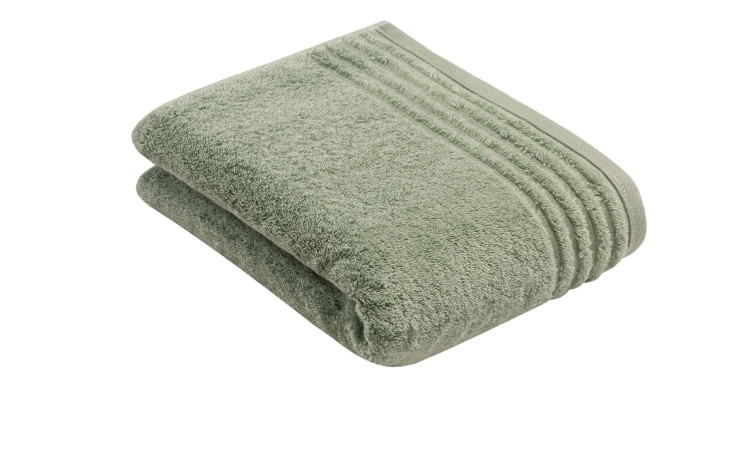 Ein gefaltetes Vossen Duschtuch Vienna Style Supersoft 67x140 cm in Salbeigrün, mit strukturierten Streifen, auf weißem Grund.