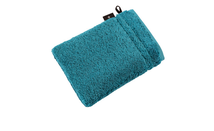 Ein gefalteter Vossen Waschhandschuh Vienna Style Supersoft 16x22cm mit schwarzer Schleife, montiert auf weißem Hintergrund.