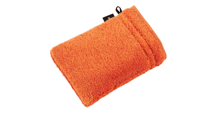 Leuchtend oranger Vossen Waschhandschuh Vienna Style Supersoft 16x22 cm, gefaltet mit schwarzem Anhänger und Aufhängeschlaufe auf weiß.