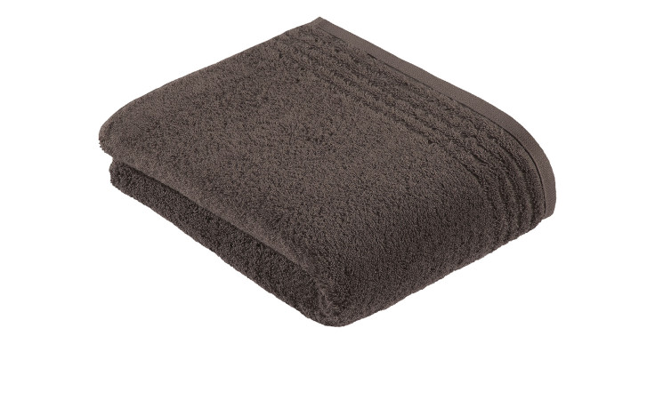 Ein gefaltetes dunkelbraunes Vossen Duschtuch Vienna Style Supersoft 67x140cm mit einem strukturierten Band auf weißem Hintergrund.