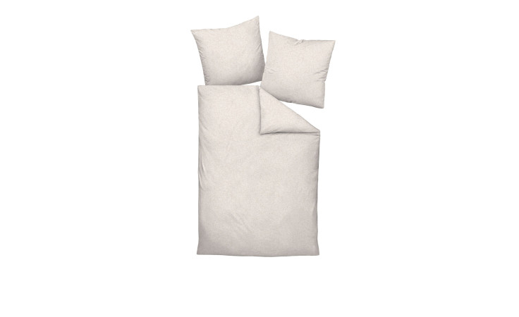 Ein ordentlich gemachtes Bett mit Mako-Satin-Bettwäsche Milano 155x220 cm und drei passenden Kissen auf weißem Grund.