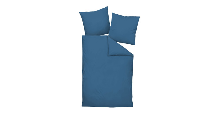 Abgebildet ist ein Satin-Bettwäsche 135 x 200 cm Jeansblau-Set mit zwei Kissen und einem Bettbezug auf weißem Grund.