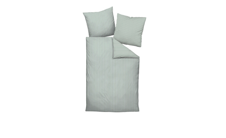 Ein ordentlich gemachtes Bett mit Mako-Satin-Bettwäsche Modernclassic 155 x 220 cm in hellblau/weiß gestreift, von oben gesehen.