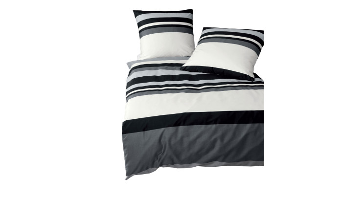 Ein Bett mit zwei Kissen und Mako-Satin-Bettwäsche J.D. 135 x 200 cm in schwarz, weiß und grau quer gestreift.