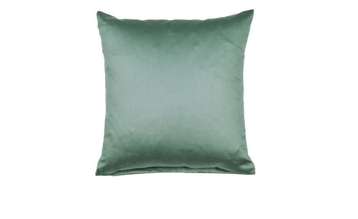 Ein rechteckiger Satin-Kissenbezug Colors 40 x 40 cm in Salbeigrün mit einer glatten Makosatin-Oberfläche auf weißem Hintergrund.