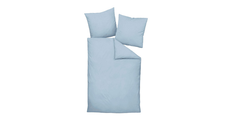 Bettwäsche Seersucker 135 x 200 cm Set: Bettdecke und zwei Kissen ordentlich auf weißem Hintergrund arrangiert.