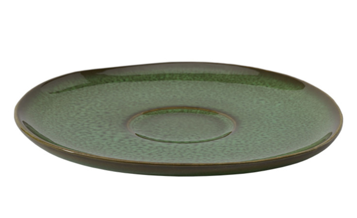Die Villeroy & Boch Kaffeeuntertasse Lave vert ist eine grüne Untertasse aus Steingut mit erhöhtem Rand und kreisförmiger Vertiefung in der Mitte.