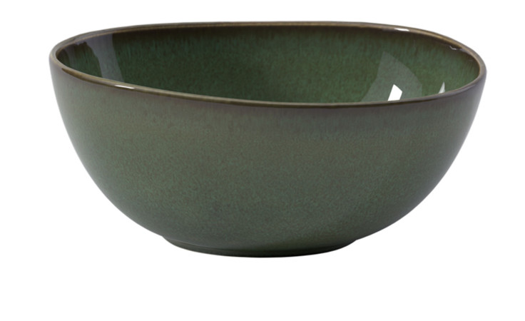 Die Villeroy & Boch Salat- und Servierschüssel Lave vert hat einen leicht unebenen Rand, der auf weißem Grund abgebildet ist.
