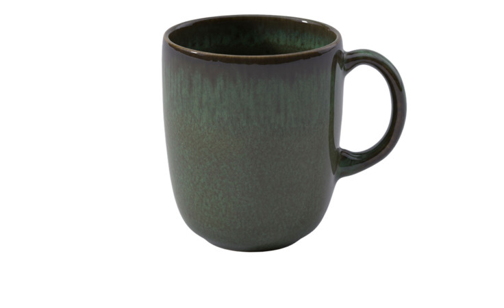 Der Becher Lave vert 400 ml von Villeroy & Boch ist ein dunkelgrüner Steingutbecher mit rundem Henkel auf weißem Grund.